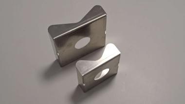 Metz oszlop tartó adapter kamerákhoz, kötődobozokhoz, alumínium, 105x105mm