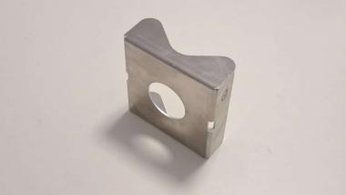 Metz oszlop tartó adapter kamerákhoz, kötődobozokhoz, alumínium, 105x105mm